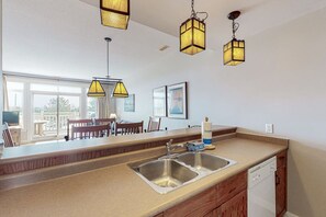 Interior - Golf-Side Retreat: Pond Views w/ Summer Pool (The Blue Mountains)