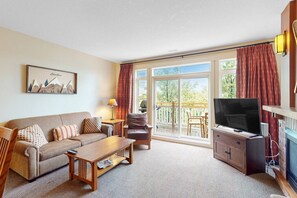 TV, fireplace - Monterra Muse: Golf Views + Walk to Village (The Blue Mountains)