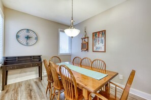 Dining - Heart of the Village Ground-Floor Condo for 7 (The Blue Mountains)