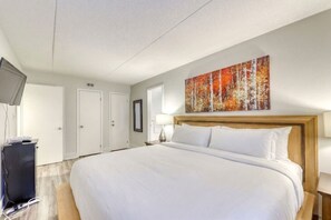 2 bedrooms, WiFi, bed sheets - Heart of the Village Ground-Floor Condo for 7 (The Blue Mountains)