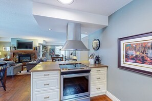Fridge, microwave, oven, stovetop - Spacious Mountain Walk Home, Steps to Blue! (The Blue Mountains)