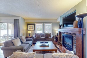 TV, fireplace - Spacious Mountain Walk Home, Steps to Blue! (The Blue Mountains)