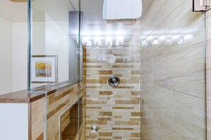 Bathroom - Spacious Mountain Walk Home, Steps to Blue! (The Blue Mountains)