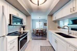Fridge, microwave, oven, stovetop - 3BDR Mountain Side Retreat, Steps to the Village (The Blue Mountains)