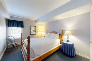 3 bedrooms, iron/ironing board, WiFi, bed sheets - 3BDR Mountain Side Retreat, Steps to the Village (The Blue Mountains)