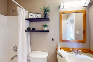 Towels - Bright 3BDR Condo Near Blue | Dog Friendly (The Blue Mountains)