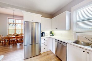 Fridge, microwave, oven, stovetop - Bright 3BDR Condo Near Blue | Dog Friendly (The Blue Mountains)