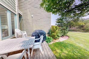 Outdoor dining - 2BDR Family Getaway - Mountainside & Close to Blue (The Blue Mountains)
