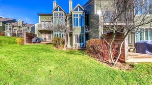 A residential area with multiple houses, a grassy yard, and a wooden deck. - 2BDR Family Getaway - Mountainside & Close to Blue (The Blue Mountains)