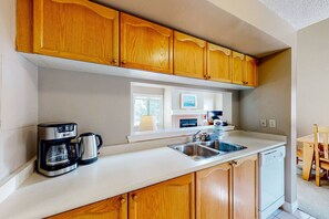 Fridge, microwave, oven, stovetop - Mountain Side Getaway, Steps to Blue (The Blue Mountains)