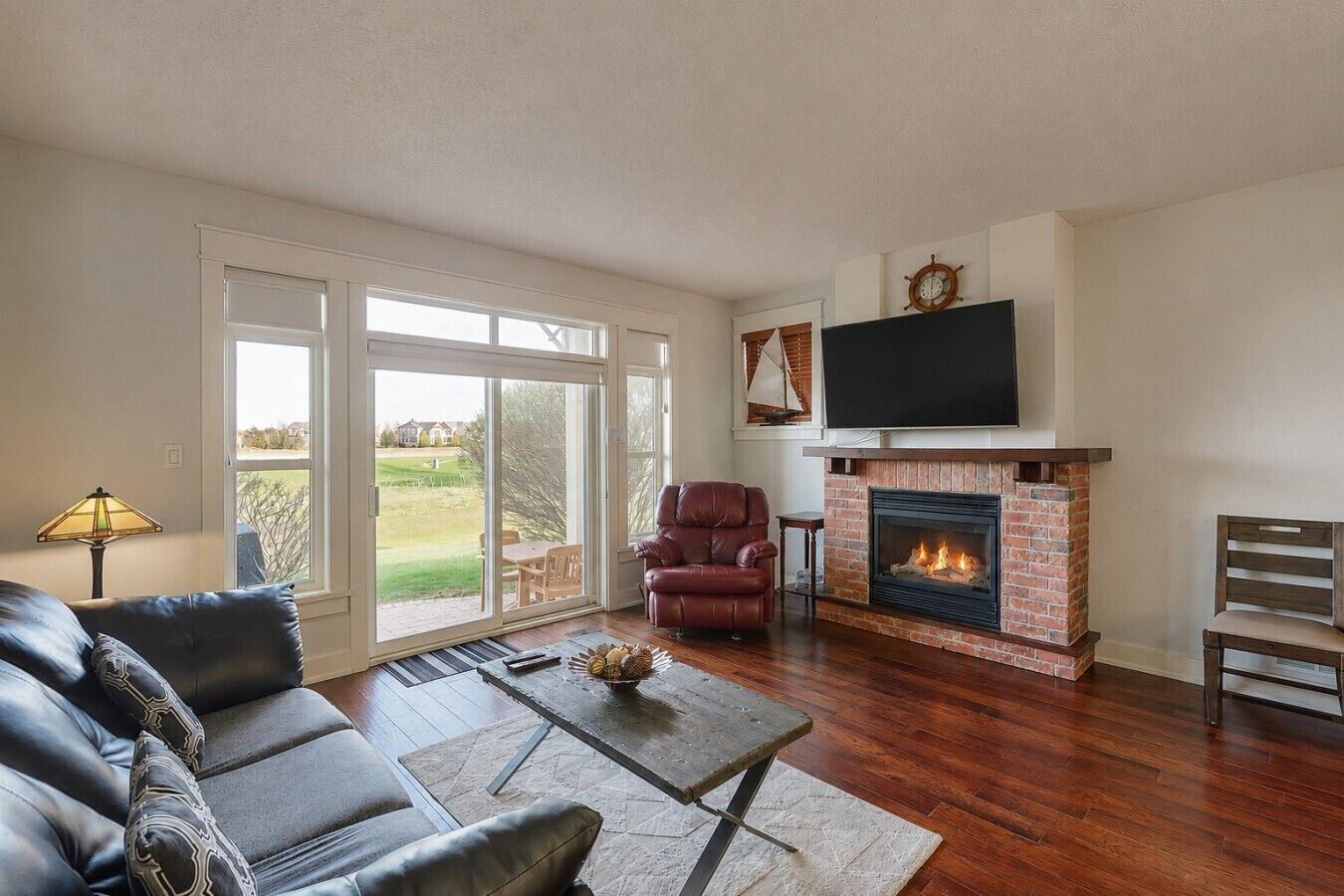 TV, fireplace