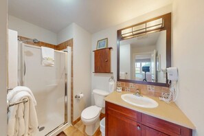 Hair dryer, towels - The Fairway Flat: Golf Views + Summer Pool/Hot Tub (The Blue Mountains)
