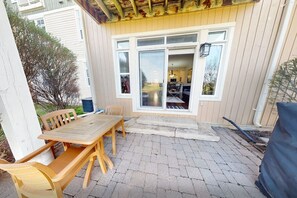 Outdoor dining - The Fairway Flat: Golf Views + Summer Pool/Hot Tub (The Blue Mountains)