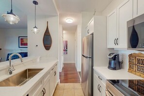 Fridge, microwave, oven, stovetop - The Fairway Flat: Golf Views + Summer Pool/Hot Tub (The Blue Mountains)