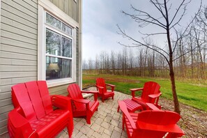 Terrace/patio - Peak to Green Escape: Mountain Views & Golf (The Blue Mountains)
