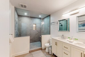 Hair dryer, towels - Bright 2BDR Condo - Ski Hill Views (The Blue Mountains)