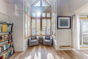 Interior - Bright 2BDR Condo - Ski Hill Views (The Blue Mountains)