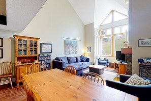 TV, fireplace - Mountain Retreat | Hillside & Mins to BM Village (The Blue Mountains)