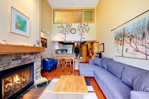 TV, fireplace - Mountain Retreat | Hillside & Mins to BM Village (The Blue Mountains)
