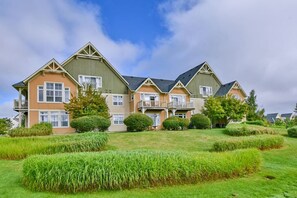 Exterior - Par-Perfect Retreat w/ Pool & Private Patio (The Blue Mountains)
