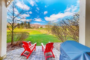 Terrace/patio - Par-Perfect Retreat w/ Pool & Private Patio (The Blue Mountains)