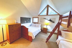 2 bedrooms, desk, WiFi, bed sheets - Spacious Mountain Home, Mins to BM Village! (The Blue Mountains)