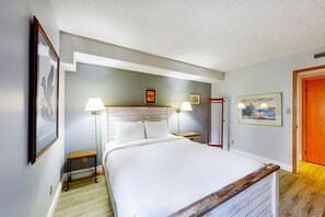 1 bedroom, WiFi, bed sheets - Steps to Blue! Ground-Floor Home for 6 (The Blue Mountains)
