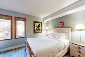 1 bedroom, WiFi, bed sheets - Steps to Blue! Ground-Floor Home for 6 (The Blue Mountains)