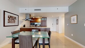 Dining - Brickell High-Floor Condo w/ Views l Icon Tower 3 (Miami)