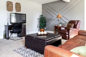 Living area - Hidden Gem 10 mins to Arlington (Irving)