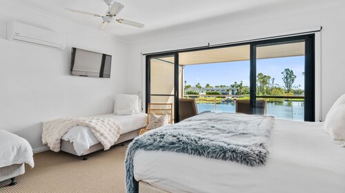 Attention golfers and boat enthusiasts. Three-bedroom three-bathrooms with jetty.