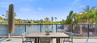 Attention golfers and boat enthusiasts. Three-bedroom three-bathrooms with jetty.