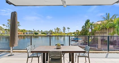 Attention golfers and boat enthusiasts. Three-bedroom three-bathrooms with jetty.