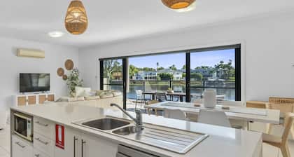 Attention golfers and boat enthusiasts. Three-bedroom three-bathrooms with jetty.