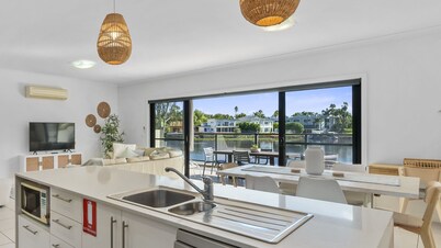 Attention golfers and boat enthusiasts. Three-bedroom three-bathrooms with jetty.