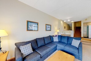 TV, fireplace - 3 Bedroom Home | Steps to Blue Mtn Village (The Blue Mountains)