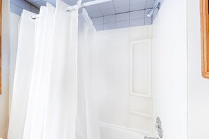 Hair dryer, towels - 3 Bedroom Home | Steps to Blue Mtn Village (The Blue Mountains)