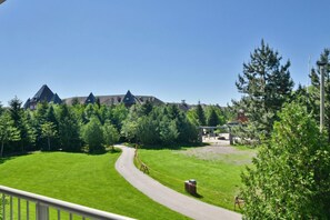 Property grounds - Family Blue Mountain Condo with Mountain Views (The Blue Mountains)