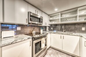 Fridge, microwave, oven, stovetop - Family Blue Mountain Condo with Mountain Views (The Blue Mountains)