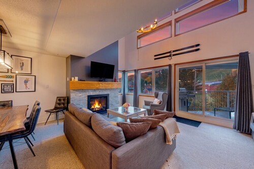 Bright & Spacious Condo, Mins to Blue & Mtn Views