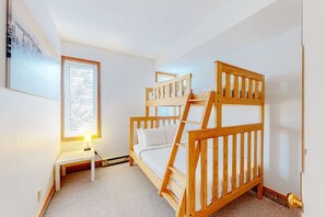 3 bedrooms, iron/ironing board, WiFi, bed sheets - Bright & Spacious Condo, Mins to Blue & Mtn Views (The Blue Mountains)