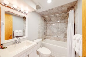Hair dryer, towels - Bright & Spacious Condo, Mins to Blue & Mtn Views (The Blue Mountains)
