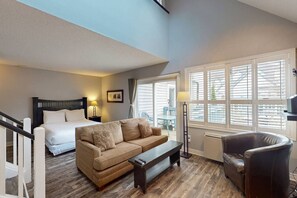 TV, fireplace - Mountainside at North Creek, Pool, Hot Tub, Tennis (The Blue Mountains)