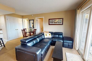 TV, fireplace - 1BDR North Creek with Pool, Hot Tub, Tennis! (The Blue Mountains)