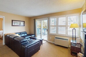 TV, fireplace - 1BDR North Creek with Pool, Hot Tub, Tennis! (The Blue Mountains)