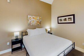 1 bedroom, iron/ironing board, WiFi, bed sheets - Mountainside BM Loft with Pool, Hot Tub, Tennis! (The Blue Mountains)