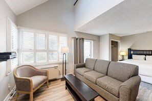 TV, fireplace - North Creek Nest at BM with Pool, Hot Tub, Tennis (The Blue Mountains)