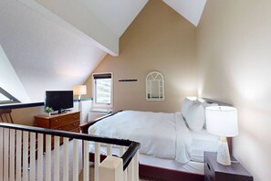 1 bedroom, WiFi, bed sheets - Mountain Loft Magic: Pool, Hot Tub, Tennis (The Blue Mountains)