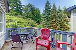 Outdoor dining - Mountain Loft Magic: Pool, Hot Tub, Tennis (The Blue Mountains)