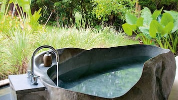 Outdoor spa tub